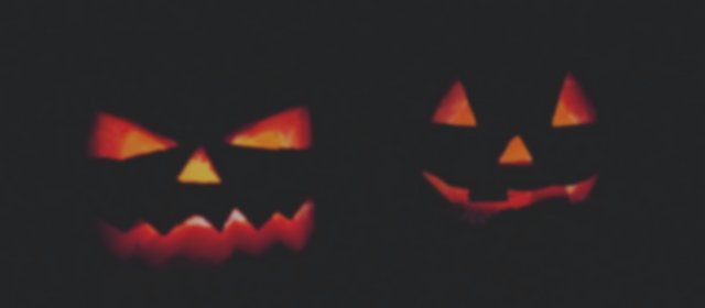 Photo de Toni Cuenca: https://www.pexels.com/fr-fr/photo/decors-jack-o-lantern-lumineux-619420/